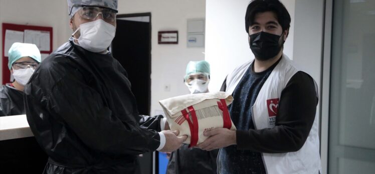 Genç Yeryüzü Doktorları Kulübü Erzurum'daki sağlık çalışanlarına “motivasyon kiti” dağıttı