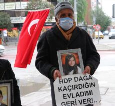 HDP İzmir İl Başkanlığı önündeki “evlat nöbeti” devam ediyor