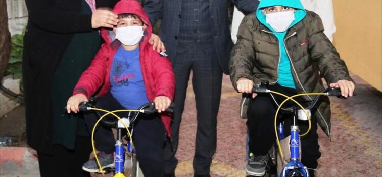 İçişleri Bakanı Soylu'dan şehit çocuklarına bisiklet hediye