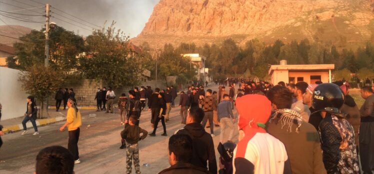 Irak'ın Süleymaniye kentinde protestocular siyasi parti binalarını ateşe verdi