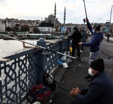 İstanbul'da olta balıkçılığı yapanlara mesafe ve sigara denetimi