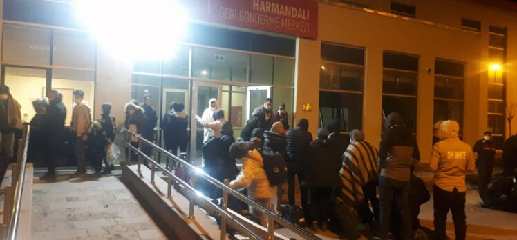 İzmir'de bağ evinde 124 sığınmacı yakalandı