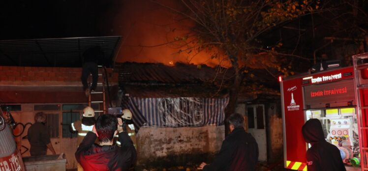 İzmir'de çıkan yangında müstakil ev kullanılmaz hale geldi