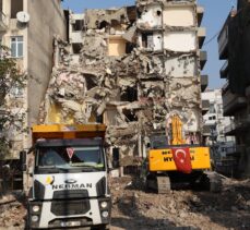 İzmir'de deprem öncesinde yan yatan binanın yıkım çalışmaları başladı