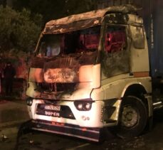 İzmir'de kamyon yanarak kullanılamaz hale geldi