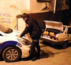 İzmir'de polisin kovaladığı sürücü araçtaki 2 kadını bırakıp yaya olarak kaçtı