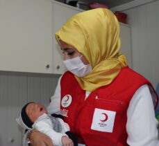 İzmir'deki konteyner kentin “ilk bebeği” dünyaya geldi