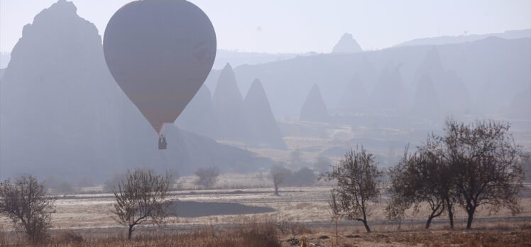 Kapadokya'da sis ve balonlar masalsı görüntü oluşturdu