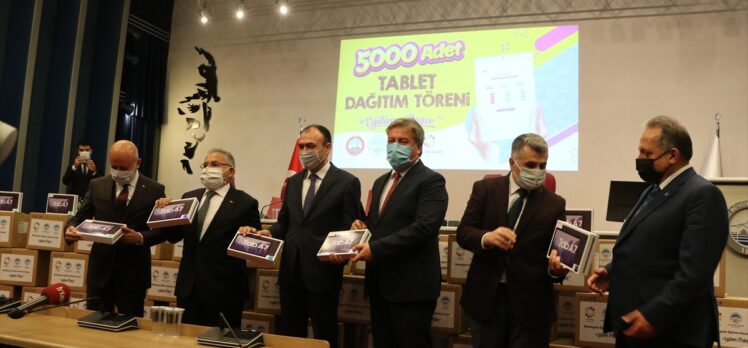 Kayseri'de belediyelerden eğitime 5 bin tablet desteği
