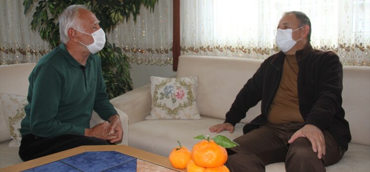 Kayseri'de bir aile, evlerindeki saksıda yetiştirdiği mandalinaları AK Partili Özhaseki ile topladı