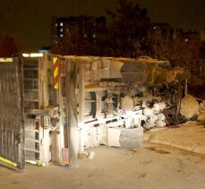 Kayseri'de freni boşalan kamyon bahçe duvarına çarparak durabildi