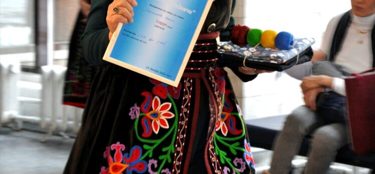 Kırgızistan'da kadınlar, el sanatlarının yaşatılması için düzenlenen nakış yarışmasında hünerlerini sergiledi
