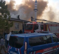 Kocaeli'de kulübeden camiye sıçrayan yangın söndürüldü