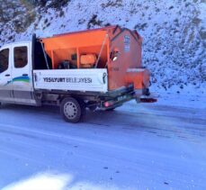 Malatya'da kar nedeniyle buzlanan yollarda tuzlama çalışması yapıldı