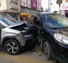 Manisa'da kaza yapan araçtaki sürücü ve yolcuya, sokağa çıkma kısıtlamasını ihlal cezası