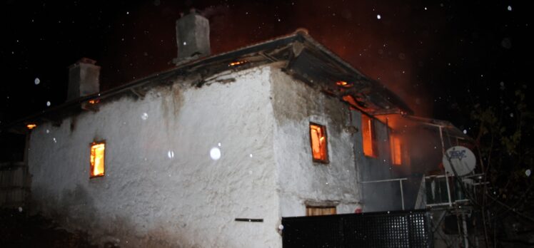Manisa'da tek katlı ev yangında kullanılamaz hale geldi