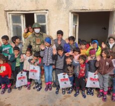 Mehmetçik'ten Barış Pınarı bölgesindeki öğrencilere kırtasiye ve kışlık bot yardımı