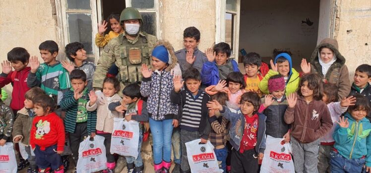 Mehmetçik'ten Barış Pınarı bölgesindeki öğrencilere kırtasiye ve kışlık bot yardımı