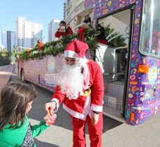 Mersin'de üstü açık otobüsle “renkli” yılbaşı etkinliği