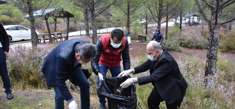 Muğla'da gönüllü gençler çevre temizliği yaptı