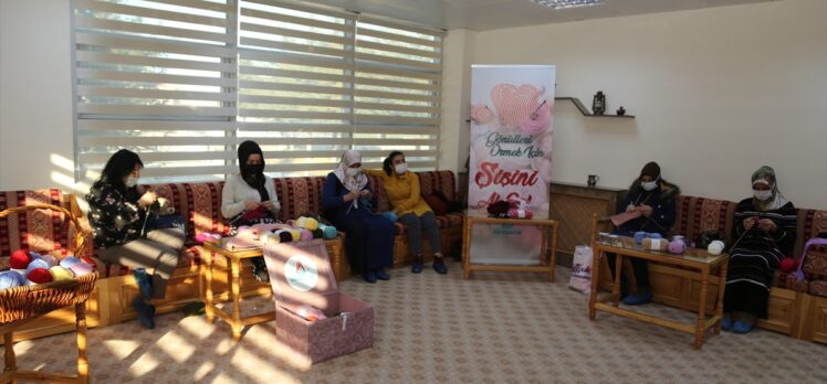 Nevşehir'de gönüllü kadınların örgü çalışmasına Belediye Başkanı Rasim Arı da katıldı