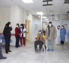 Osmaniye'de Kovid-19'u yenen 83 yaşındaki kadın alkışlarla taburcu edildi