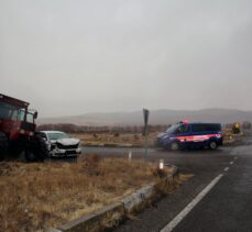 Sivas'ta otomobil ile traktör çarpıştı: 5 yaralı