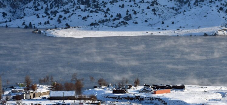 Su tutan Kars'taki Karakurt HES Barajı'nda kış güzelliği