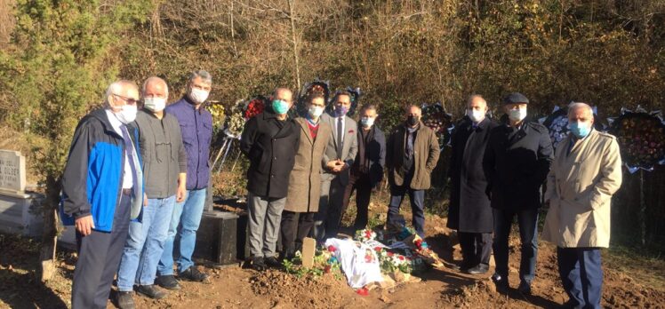 Trabzonspor Kulübünün kurul başkan ve üyeleri, Özkan Sümer'in mezarını ziyaret etti
