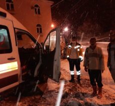 Van'da yolu kardan kapanan mahalledeki hastanın yardımına ekipler yetişti