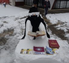 Vanlı gençler maske taktıkları kardan adamın etrafında kitap okudu