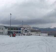 Yıldız Dağı Kayak Merkezi'nde kar yağışı etkili oluyor