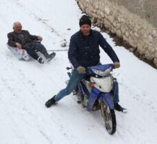 79 yaşındaki Mehmet dedenin “motosikletli kızak” keyfi