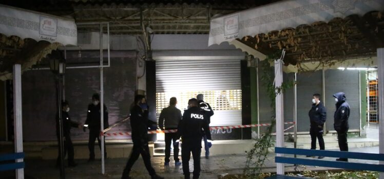 Adana'da kuyumcuya giren iki hırsız suçüstü yakalandı