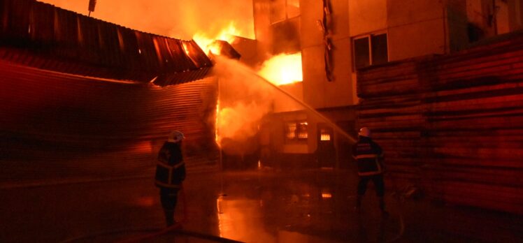 Adana'da mobilya atölyesinde yangın çıktı