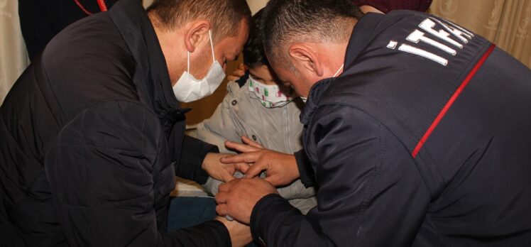 Amasya'da parmağı metal parçaya sıkışan çocuğu itfaiye kurtardı