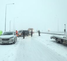 Anadolu Otoyolu'nun Bolu kesiminde yoğun kar ve tipi ulaşımı aksattı