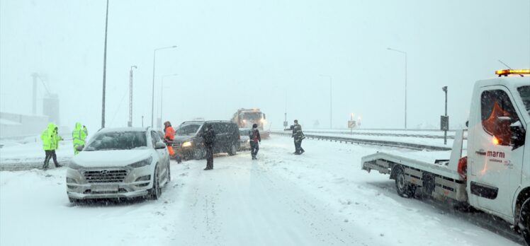 Anadolu Otoyolu'nun Bolu kesiminde yoğun kar ve tipi ulaşımı aksattı