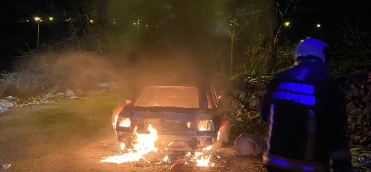 Ankara'da ateşe verilen çalıntı otomobildeki yangını itfaiye söndürdü