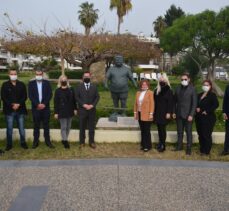 Antalya'da 8. Cumhurbaşkanı Turgut Özal'ın heykeline maske takılmasına kınama