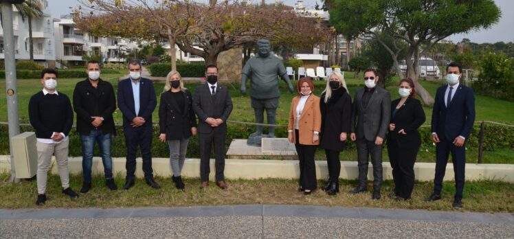 Antalya'da 8. Cumhurbaşkanı Turgut Özal'ın heykeline maske takılmasına kınama