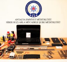 Antalya'da, ATM'de kartları kopyalayıp dolandırıcılık yaptığı iddia edilen zanlılardan biri tutuklandı