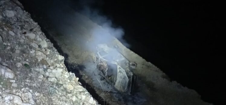 Antalya'da şarampole devrilerek alev alan otomobilin sürücüsü yaşamını yitirdi