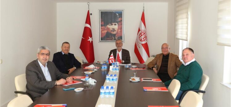 Antalyaspor'da eski kulüp başkanları, genel kurul öncesi buluştu