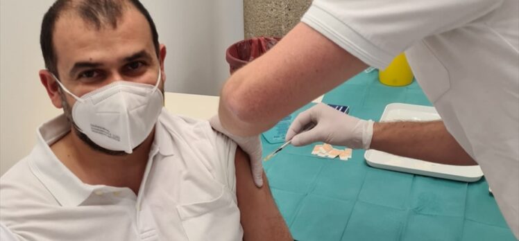 Avusturya’da Kovid-19 aşısı yaptıran Türk doktorlardan “aşı normale dönüş için bir fırsat” vurgusu