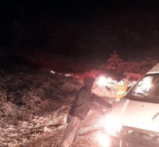 Aydın'da kardan kapanan yolda mahsur kalan araçlar ile vatandaşlar kurtarıldı