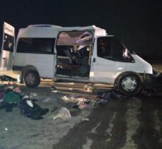 Balıkesir'de işçi servisi tırla çarpıştı 3 kişi öldü, 9 kişi yaralandı
