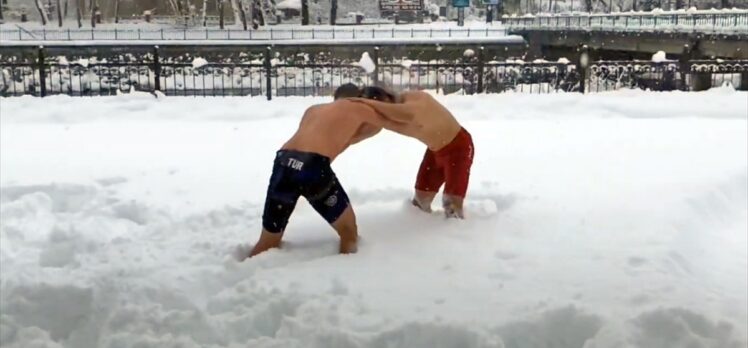 Bartın'da antrenman yapan güreşçiler kar üzerinde güreş tuttu