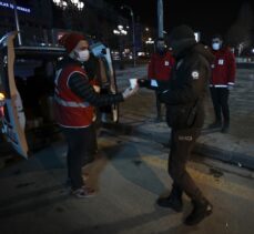 Başkentte Kızılay ekipleri soğuk havada görev yapan polislere çorba ikramında bulundu