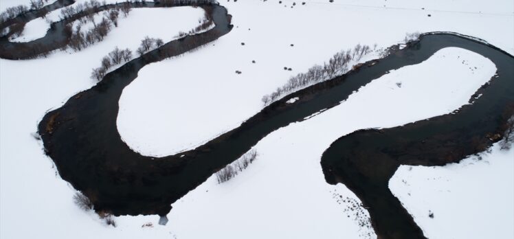 Bembeyaz örtüde süzülen Zamantı Irmağı'nın menderesleri kar altında göz kamaştırıyor